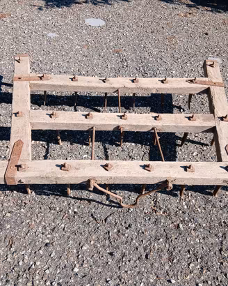 Antico erpice in legno 