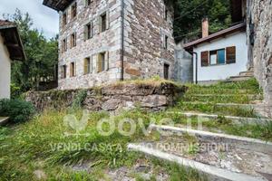 Casa indipendente di 350 m² con 5 locali e box aut