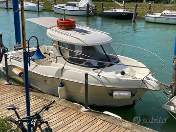Pilotina Quicksilver Arvor 215 in linea d'asse.