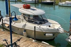 Pilotina Quicksilver Arvor 215 in linea d'asse.