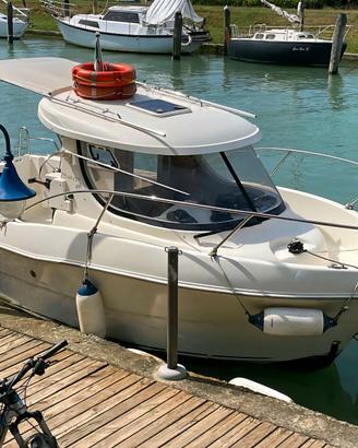 Pilotina Quicksilver Arvor 215 in linea d'asse.