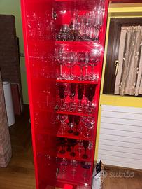 Mobile laccato rosso con mensole