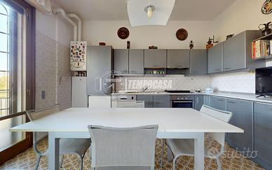 Cinquelocali con due balconi, cantina e garage dop