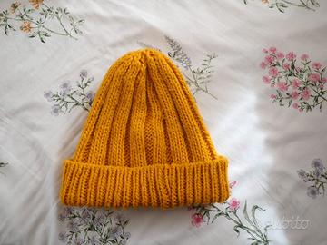 Cappello donna giallo lavorato a maglia