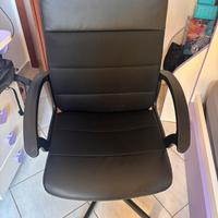 Sedia da ufficio nera con ruote