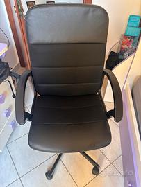 Sedia da ufficio nera con ruote