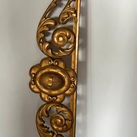 Decoro in legno dorato