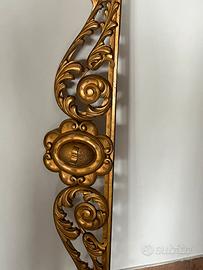 Decoro in legno dorato