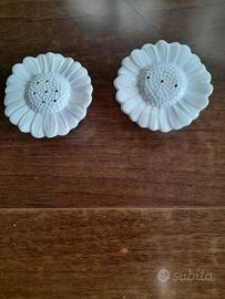 Sale e pepe in ceramica bianca 