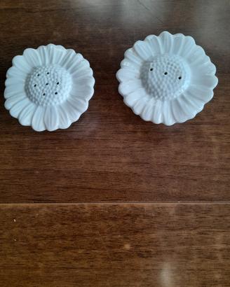 Sale e pepe in ceramica bianca 