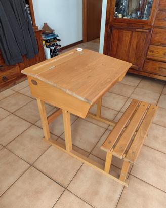 banco di scuola in legno