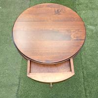 Tavolino porta lampada d'antiquariato.