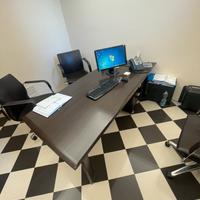 Scrivania da ufficio con cassettiera