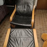 poltrona Ikea Poang con poggiapiedi 