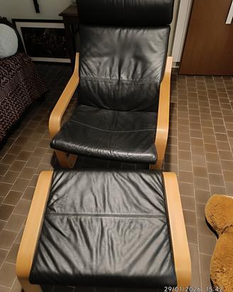 poltrona Ikea Poang con poggiapiedi 