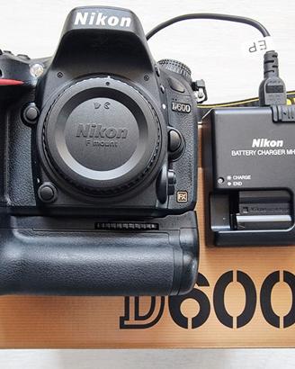 Nikon D600 + Battery Grip + Confezione originale