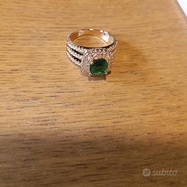 anello con pietra verde 