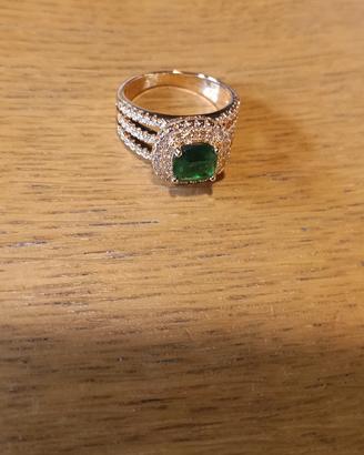 anello con pietra verde 