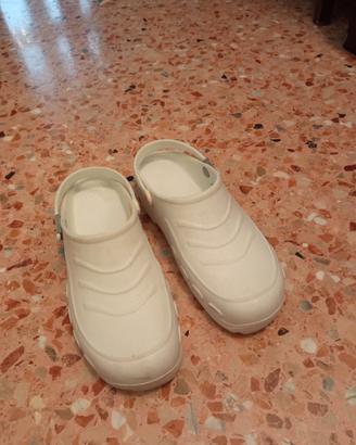 zoccoli bianchi sanitari uomo 