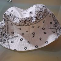 Bucket hat bianco con stampa bandana