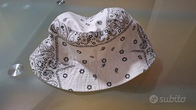 Bucket hat bianco con stampa bandana
