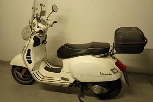 Vespa GTS300 bianca