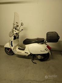 Vespa GTS300 bianca