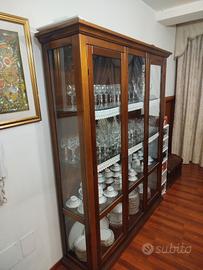 vetrina + set bicchieri di cristallo e tazze