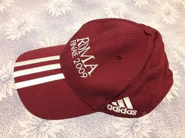 Cappello militare, carlsberg e adidas