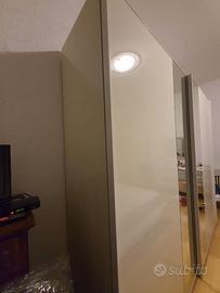 ARMADIO CON ANTE SCORREVOLI