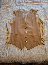 completo uomo scuro con righe chiare