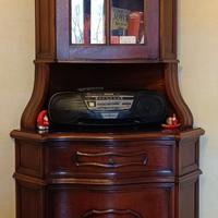 Angoliera in legno con piccola vetrina