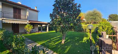 VILLA BIFAMILIARE CON AMPIO GIARDINO ESCLUSIVO