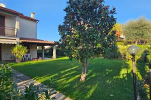 VILLA BIFAMILIARE CON AMPIO GIARDINO ESCLUSIVO