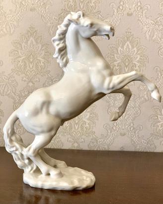 NOTA SCULTURA "CAVALLO RAMPANTE"