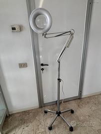 Lampada con lente d’ingrandimento
