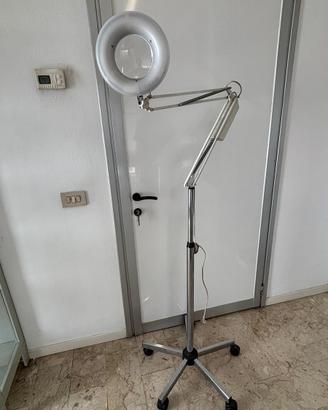 Lampada con lente d’ingrandimento