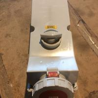 Cassetta elettrica da parete con presa industriale