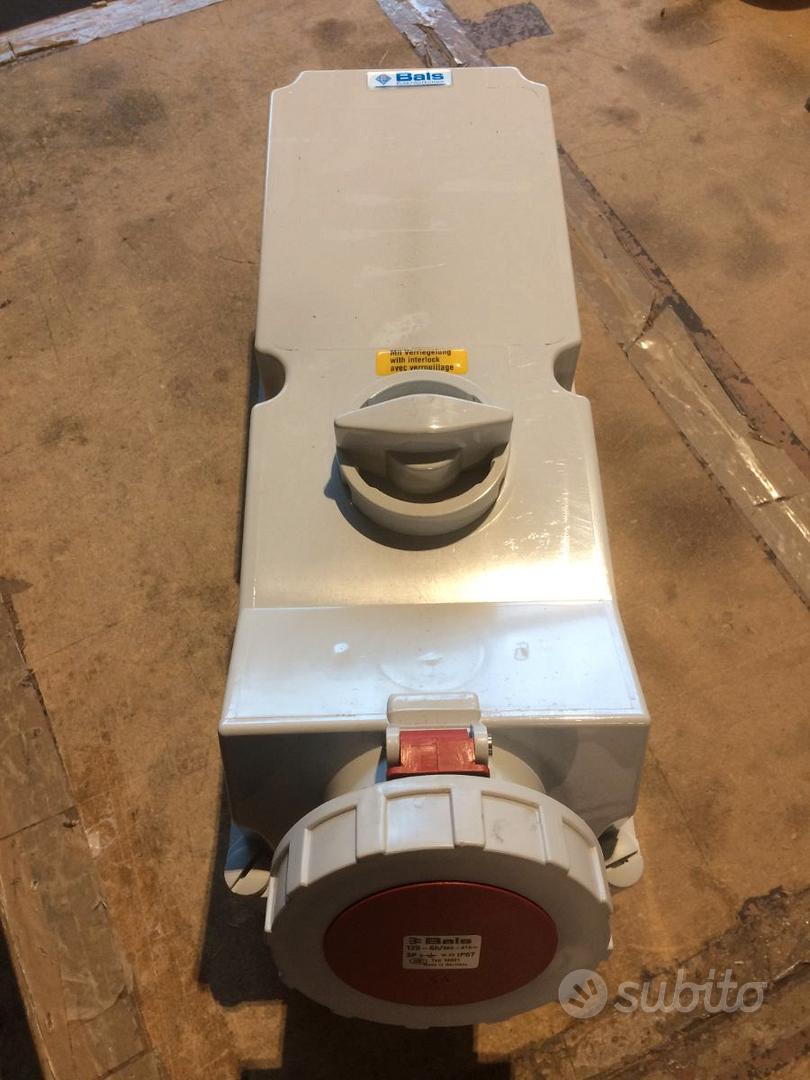 Carpoint Supporto da Parete con Presa Tipo 2