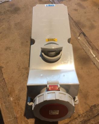 Cassetta elettrica da parete con presa industriale