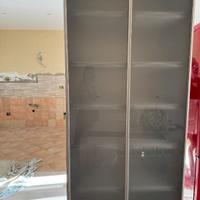 Vetrina / credenza con ante scorrevoli e ripiani