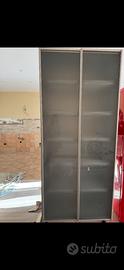 Vetrina / credenza con ante scorrevoli e ripiani