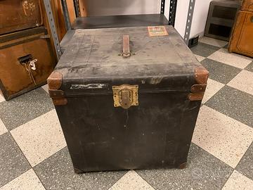 Baule da viaggio antico vintage dei primi del '900