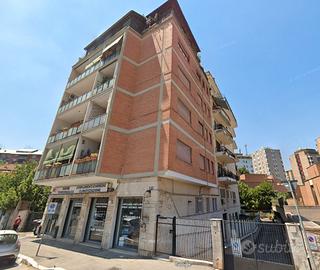 Pietralata trilocale con terrazzo e balcone