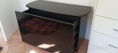 cassettiera in legno laccato nero
