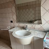 Lavabo bagno con mobile e specchio