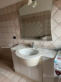 Lavabo bagno con mobile e specchio
