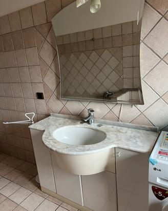 Lavabo bagno con mobile e specchio