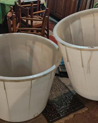 2 mastelli per vinificazione da 350 Litri ciascuno