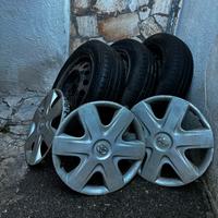Set 4 cerchi con pneumatici+copricerchi Toyota